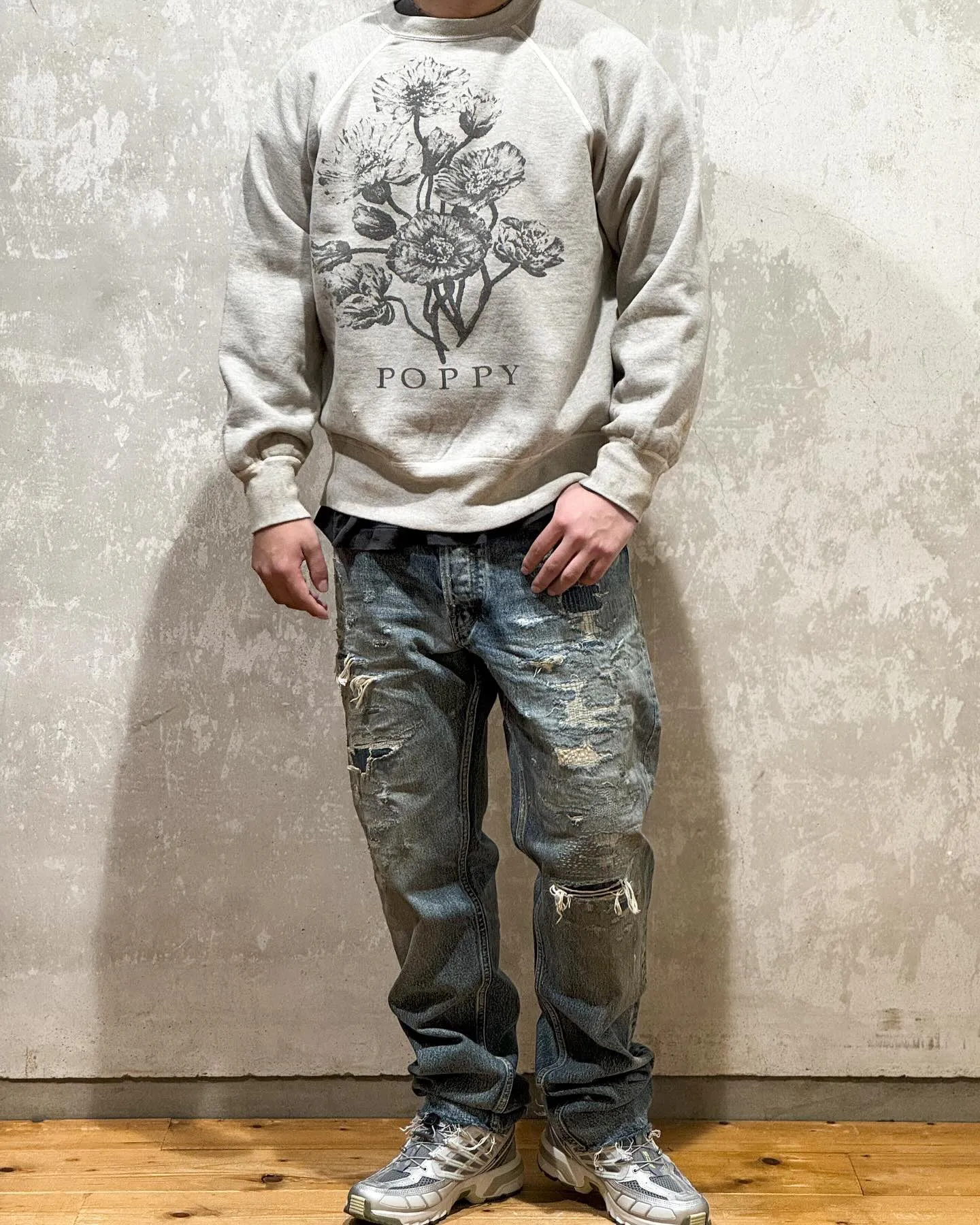 SAINT Mxxxxxx 'FLOWER' CREW NECK SWEAT SHIRTS Floral Distressed Retro Sweatshirt Distressed Gray S-XL Big Factory Four-needle Six-Thread Boneless Stitching Process/Original Horn Sleeve Version Top Printing Process Authentic Level Re-Engraving Garment Washing and Distressing/Hand-worn Graffiti Treatment Original Consistent Fruit Label/Little Angel Anti-Counterfeiting Label